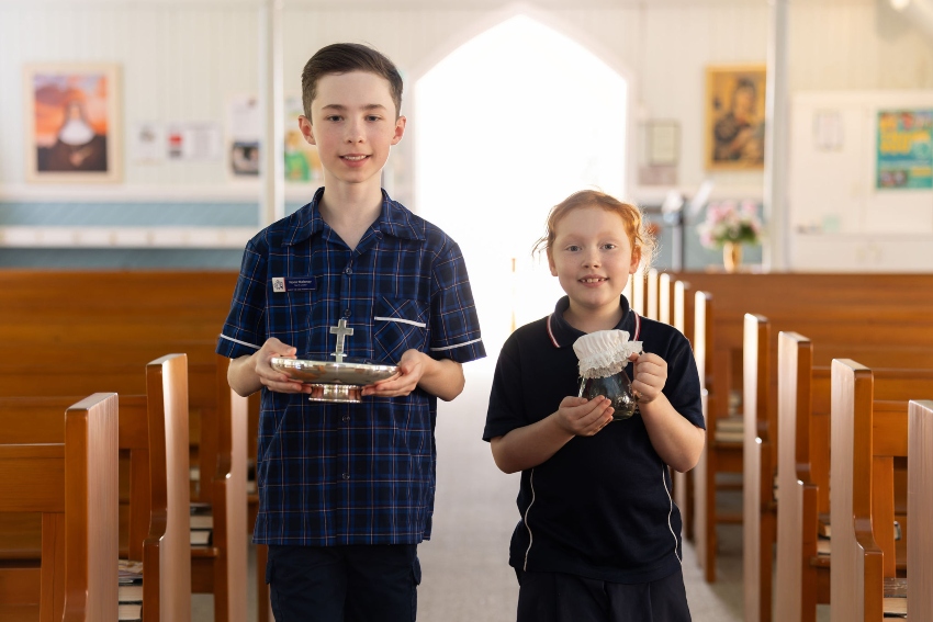 Children holding offerings for Mass